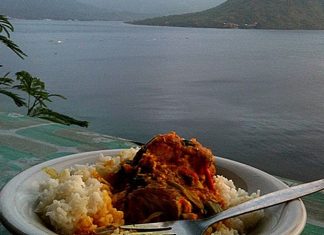 Maluku Mutfağı Maluku Mutfağı, Endonezya’nın doğusunda yer alan ve “Baharat Adaları” olarak bilinen Maluku bölgesinde gelişmiştir. Tarih boyunca bu adalar, karanfil ve hindistan cevizi gibi değerli baharatlarıyla dünya ticaretinde önemli bir yere sahip olmuştur. Bu nedenle Maluku Mutfağı, baharatların yoğun kullanıldığı ve farklı kültürlerin izlerini taşıyan bir gastronomi geleneği haline gelmiştir. Konulu bir haber görseli.