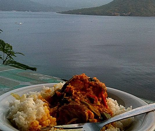 Maluku Mutfağı, Endonezya’nın doğusunda yer alan ve “Baharat Adaları” olarak bilinen Maluku bölgesinde gelişmiştir. Tarih boyunca bu adalar, karanfil ve hindistan cevizi gibi değerli baharatlarıyla dünya ticaretinde önemli bir yere sahip olmuştur. Bu nedenle Maluku Mutfağı, baharatların yoğun kullanıldığı ve farklı kültürlerin izlerini taşıyan bir gastronomi geleneği haline gelmiştir. Konulu bir haber görseli.