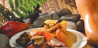 Maori Mutfağı, Yeni Zelanda’nın yerli halkı Maori’lerin yüzyıllardır süregelen yemek kültürünü yansıtır. Bu mutfak, doğal kaynaklarla sınırlı bir coğrafyada şekillenmiş ve deniz ürünleri, et ve yerel sebzeler üzerine kurulmuştur. Maori halkı, geleneksel yaşam biçiminde doğayla uyum içinde beslenme anlayışını benimsemiştir. Konulu bir haber görseli.