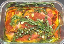 Marinasyon, yiyeceklerin özellikle et ve sebzelerin, aromatik karışımlar ve yağlarla hazırlanmış sıvılar içinde bekletilerek tat kazanmasını sağlayan bir pişirme öncesi işlemdir. Marinasyon ve dinlendirme, yemeklerin lezzetini yoğunlaştırır ve dokusunu yumuşatır. Marinasyon süresi ve kullanılan malzemeler, yiyeceklerin tat profilini doğrudan etkiler. Konulu bir haber görseli.