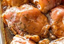 Marine edip pişirme, yiyeceklerin özellikle et ve sebzelerin, aromatik karışımlar ve yağlarla hazırlanmış soslar içinde bekletilip ardından pişirilmesi işlemidir. Marine edip pişirme, yiyeceklerin lezzetini artırır ve dokusunu yumuşatır. Bu teknik, hem ev mutfaklarında hem de profesyonel mutfaklarda sıkça uygulanır ve yemeklere zengin bir aroma kazandırır. Konulu bir haber görseli.