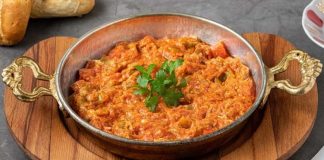 Türk mutfağının en sevilen kahvaltı yemeklerinden biri olan menemen, yıllardır süren büyük bir tartışmanın da merkezinde yer alıyor. Asırlardır sofralarda yer bulan bu lezzet, basit malzemelerle hazırlanmasına rağmen, “Soğansız mı olur yoksa soğanlı mı olmalı?” sorusu etrafında hararetli tartışmalara neden oluyor. Konulu bir haber görseli.