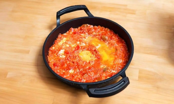 Menemen Türk Mutfağının Vazgeçilmez Kahvaltı Lezzeti Türk mutfağında kendine özel bir yer edinen menemen, hem pratik hazırlanışı hem de besleyici özelliğiyle sofraların vazgeçilmezlerinden biridir. Osmanlı döneminden günümüze uzanan kahvaltı kültüründe önemli bir rol oynayan bu yemek, özellikle Ege ve Akdeniz bölgelerinde daha da yaygın olarak tüketilmiştir. Domatesin tazeliği, biberin aroması ve yumurtanın kıvamıyla birleşerek ortaya çıkan bu eşsiz lezzet, zamanla tüm ülkeye yayılmıştır. Konulu bir haber görseli.