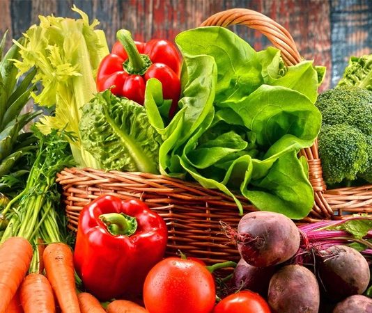 Beslenme alışkanlıklarımız, sadece sağlığımızı değil aynı zamanda doğayla kurduğumuz ilişkiyi de doğrudan etkiler. Özellikle mevsim sebzeleri, doğanın bize sunduğu en taze, en besleyici ve çevreye en az zarar veren ürünlerdir. Bu sebzeler hem maliyet açısından daha uygundur hem de kimyasal madde kullanımını azaltarak vücudumuza zarar vermeden beslenmemizi sağlar. Konulu bir haber görseli.