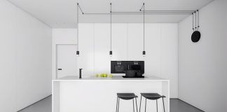 Günümüzde yaşam alanlarının küçülmesi, şehir hayatının temposu ve estetik anlayışın değişmesiyle birlikte minimal mutfaklar giderek daha fazla ilgi görmeye başladı. Sadelik, düzen ve işlevsellik üzerine kurulu bu mutfaklar, yalnızca görsel bir tercih değil; aynı zamanda yaşam tarzını da yansıtan bir seçim haline geldi. Minimal mutfak anlayışı, gereksiz eşyaların ortadan kaldırılması, depolama alanlarının verimli kullanılması ve dekorasyonda net çizgilerin tercih edilmesiyle öne çıkıyor. Konulu bir haber görseli.