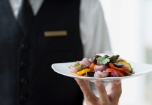 Yemek sadece karın doyurma eylemi değildir, aynı zamanda kültürel bir deneyimdir. Bu deneyimin en önemli parçalarından biri de servis sürecidir. Sofraya getirilen her tabağın düzeni, kullanılan tabak ve çatal-bıçak seçimi, hatta yemeklerin sırasıyla sunulması bile yemeğin nasıl algılandığını etkiler. Özellikle restoranlarda servis, müşteri memnuniyetini belirleyen en kritik unsurlardan biridir. Konulu bir haber görseli.