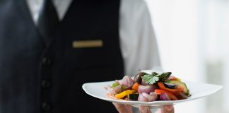 Yemek sadece karın doyurma eylemi değildir, aynı zamanda kültürel bir deneyimdir. Bu deneyimin en önemli parçalarından biri de servis sürecidir. Sofraya getirilen her tabağın düzeni, kullanılan tabak ve çatal-bıçak seçimi, hatta yemeklerin sırasıyla sunulması bile yemeğin nasıl algılandığını etkiler. Özellikle restoranlarda servis, müşteri memnuniyetini belirleyen en kritik unsurlardan biridir. Konulu bir haber görseli.