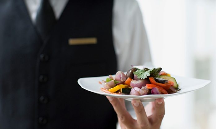 Yemek sadece karın doyurma eylemi değildir, aynı zamanda kültürel bir deneyimdir. Bu deneyimin en önemli parçalarından biri de servis sürecidir. Sofraya getirilen her tabağın düzeni, kullanılan tabak ve çatal-bıçak seçimi, hatta yemeklerin sırasıyla sunulması bile yemeğin nasıl algılandığını etkiler. Özellikle restoranlarda servis, müşteri memnuniyetini belirleyen en kritik unsurlardan biridir. Konulu bir haber görseli.