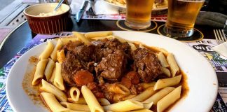 Monako mutfağı, Fransız ve İtalyan mutfaklarının etkisi altında şekillenmiş, lüks ve sofistike bir gastronomi deneyimi sunar. Bu küçük prenslik, Akdeniz ikliminin sunduğu taze deniz ürünleri ve yerel tarım ürünleriyle beslenir. Monako mutfağı, tarih boyunca saray sofralarından sokak lezzetlerine kadar uzanan geniş bir yelpazeye sahiptir ve kültürel çeşitliliğiyle dikkat çeker. Konulu bir haber görseli.