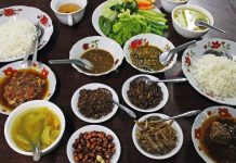 Myanmar, Güneydoğu Asya’nın kalbinde yer alan ve tarih boyunca farklı kültürlerin etkisi altında kalan bir ülkedir. Bu durum, Myanmar mutfağının zengin ve çeşitli bir yapıya sahip olmasını sağlamıştır. Çin, Hindistan ve Tayland mutfaklarından alınan etkiler, yemeklerde baharat, aroma ve pişirme teknikleri açısından kendini gösterir. Myanmar mutfağı, hem lezzet hem de görsellik açısından öne çıkarak kültürel bir deneyim sunar. Konulu bir haber görseli.