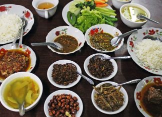 Myanmar Mutfağı Myanmar, Güneydoğu Asya’nın kalbinde yer alan ve tarih boyunca farklı kültürlerin etkisi altında kalan bir ülkedir. Bu durum, Myanmar mutfağının zengin ve çeşitli bir yapıya sahip olmasını sağlamıştır. Çin, Hindistan ve Tayland mutfaklarından alınan etkiler, yemeklerde baharat, aroma ve pişirme teknikleri açısından kendini gösterir. Myanmar mutfağı, hem lezzet hem de görsellik açısından öne çıkarak kültürel bir deneyim sunar. Konulu bir haber görseli.