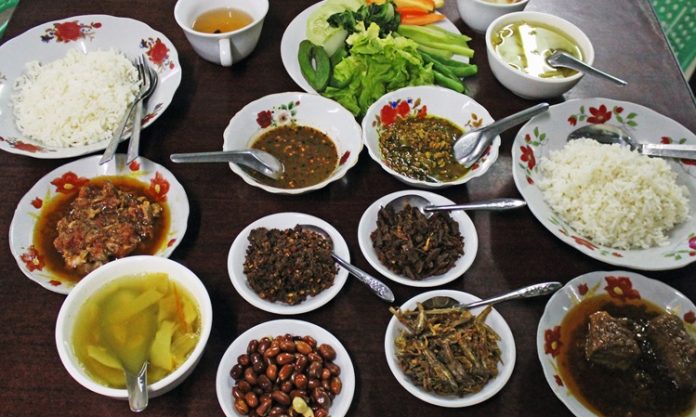 Myanmar, Güneydoğu Asya’nın kalbinde yer alan ve tarih boyunca farklı kültürlerin etkisi altında kalan bir ülkedir. Bu durum, Myanmar mutfağının zengin ve çeşitli bir yapıya sahip olmasını sağlamıştır. Çin, Hindistan ve Tayland mutfaklarından alınan etkiler, yemeklerde baharat, aroma ve pişirme teknikleri açısından kendini gösterir. Myanmar mutfağı, hem lezzet hem de görsellik açısından öne çıkarak kültürel bir deneyim sunar. Konulu bir haber görseli.