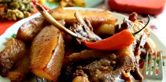 Nagaland Mutfağı Nagaland Mutfağı, Hindistan’ın kuzeydoğu bölgesinde yer alan Nagaland eyaletine özgü geleneksel yemek kültürünü temsil eder. Bölge, et ve taze sebzelerle zenginleşmiş bir gastronomi mirasına sahiptir. Tarih boyunca Nagaland halkı, tarım ve avcılıkla geçim sağlamış, bu da mutfağın malzeme çeşitliliğine yansımıştır. Konulu bir haber görseli.