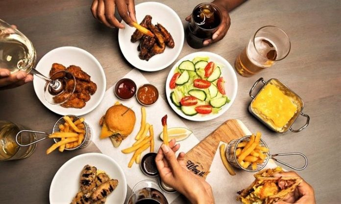 Namibya mutfağı, Afrika kıtasının en özgün ve çeşitli mutfaklarından biri olarak bilinir. Coğrafi konumu, yerli halkların gelenekleri ve Avrupa sömürge döneminden kalan izler mutfağın karakterini şekillendirmiştir. Yerli kabilelerin doğadan elde ettiği yiyecekler, vahşi yaşamın sunduğu et çeşitleri ve kolonizasyonla gelen Avrupalı tatların birleşimi, bugün Namibya sofralarında eşsiz bir zenginlik yaratır. Konulu bir haber görseli.