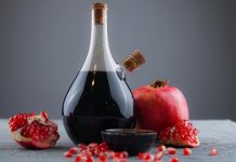 Nar ekşisi ile marine, yiyeceklerin özellikle et ve tavuk gibi proteinlerin, nar ekşisi ve baharat karışımı içinde bekletilerek aromalarının derinleştirilmesi yöntemidir. Nar ekşili marine, yiyeceklerin hem dokusunu yumuşatır hem de hafif ekşi ve aromatik bir tat kazandırır. Bu teknik, hem geleneksel hem de modern mutfaklarda uygulanır ve yemeklere özgün bir lezzet profili sağlar. Konulu bir haber görseli.