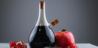 Nar Ekşili Marine İle Et Ve Sebzelerde Ekşi Ve Aromatik Lezzet Nar ekşisi ile marine, yiyeceklerin özellikle et ve tavuk gibi proteinlerin, nar ekşisi ve baharat karışımı içinde bekletilerek aromalarının derinleştirilmesi yöntemidir. Nar ekşili marine, yiyeceklerin hem dokusunu yumuşatır hem de hafif ekşi ve aromatik bir tat kazandırır. Bu teknik, hem geleneksel hem de modern mutfaklarda uygulanır ve yemeklere özgün bir lezzet profili sağlar. Konulu bir haber görseli.
