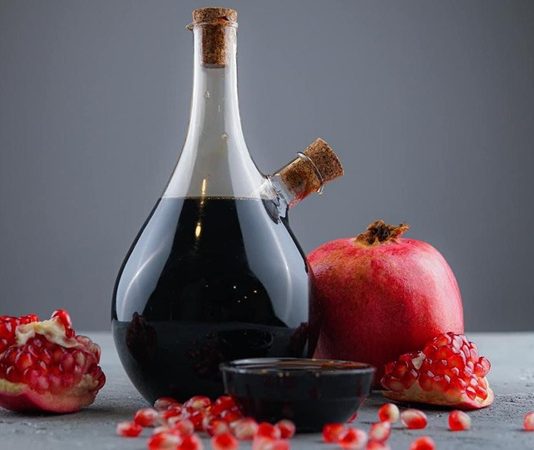 Nar ekşisi ile marine, yiyeceklerin özellikle et ve tavuk gibi proteinlerin, nar ekşisi ve baharat karışımı içinde bekletilerek aromalarının derinleştirilmesi yöntemidir. Nar ekşili marine, yiyeceklerin hem dokusunu yumuşatır hem de hafif ekşi ve aromatik bir tat kazandırır. Bu teknik, hem geleneksel hem de modern mutfaklarda uygulanır ve yemeklere özgün bir lezzet profili sağlar. Konulu bir haber görseli.