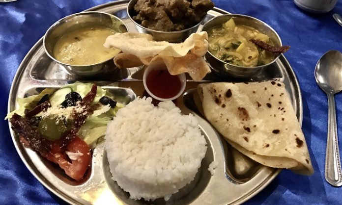 Nauru Mutfağı Nauru Mutfağı, Pasifik Okyanusu’nun küçük ama zengin kültüre sahip adası Nauru’nun gastronomi dünyasını yansıtır. Adanın coğrafi yapısı ve tropikal iklimi, yerel halkın yemek alışkanlıklarını doğrudan etkilemiştir. Deniz ürünleri, tropikal meyveler ve kök sebzeler, Nauru mutfağının temel malzemeleridir. Konulu bir haber görseli.
