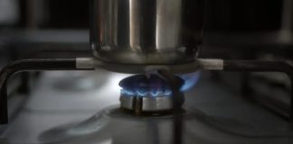 İnsanlık tarihine bakıldığında ocak, hem barınmanın hem de yaşamın merkezinde yer alan önemli bir unsur olarak karşımıza çıkar. Ateşin keşfinden sonra insanlar için hem güvenlik hem de beslenme açısından temel bir kaynak haline gelen ocaklar, ilk başta basit taş yığınları şeklindeydi. Zamanla gelişen toplumlarda ocak, sadece yemek pişirme aracı değil aynı zamanda sosyal bağların kurulduğu bir merkez olarak değerlendirildi. Konulu bir haber görseli.