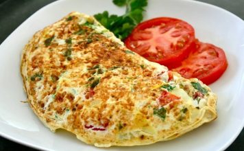 Omletin Sofralardaki Yeri ve Sağlıklı Tüketim İpuçları Omlet, sadece kahvaltı sofralarının değil günün her saatinin sevilen bir parçasıdır. Tarihi çok eski dönemlere uzanan bu yemek, yumurtanın farklı tekniklerle pişirilmesi sonucu ortaya çıkmıştır. Avrupa mutfaklarında özellikle Fransa’da ün kazanan omlet, zamanla tüm dünyaya yayılmış ve her ülkenin damak zevkine göre farklı çeşitleri ortaya çıkmıştır. Bugün baktığımızda sade omletten sebzeli, peynirli hatta etli omletlere kadar geniş bir yelpazesi vardır. Konulu bir haber görseli.
