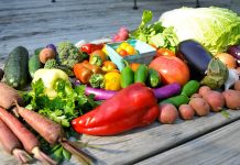 Günümüzde sağlıklı beslenmeye yönelik farkındalığın artmasıyla birlikte organik ürünler pazarı büyük bir ivme kazanıyor. Tüketiciler, doğallığı ve katkı maddesi içermeyen gıdaları tercih ederek hem kendi sağlıklarını hem de çevreyi korumayı amaçlıyor. Market raflarında ve yerel üreticilerin tezgahlarında artık organik sebze, meyve ve süt ürünlerine daha fazla rastlanıyor. Konulu bir haber görseli.