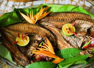 Palau Mutfağı, Pasifik Okyanusu’nda yer alan Palau Cumhuriyeti’nin zengin kültürel ve doğal kaynaklarını sofralara taşıyan eşsiz bir gastronomi anlayışına sahiptir. Ada halkı yüzyıllar boyunca denizden ve tropikal ormanlardan elde ettiği ürünlerle kendine özgü yemekler geliştirmiştir. Balık ve deniz ürünleri, kök sebzeler, tropikal meyveler ve hindistancevizi, Palau mutfağının temel taşlarını oluşturur. Konulu bir haber görseli.
