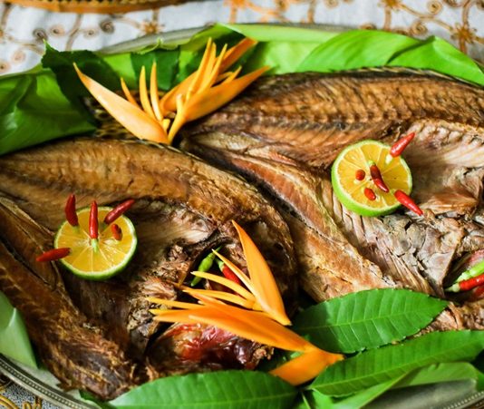 Palau Mutfağı, Pasifik Okyanusu’nda yer alan Palau Cumhuriyeti’nin zengin kültürel ve doğal kaynaklarını sofralara taşıyan eşsiz bir gastronomi anlayışına sahiptir. Ada halkı yüzyıllar boyunca denizden ve tropikal ormanlardan elde ettiği ürünlerle kendine özgü yemekler geliştirmiştir. Balık ve deniz ürünleri, kök sebzeler, tropikal meyveler ve hindistancevizi, Palau mutfağının temel taşlarını oluşturur. Konulu bir haber görseli.