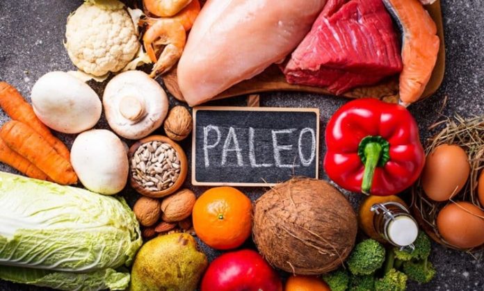 Paleo Tarifleriyle Doğal Beslenmenin Sırları Paleo diyeti, modern beslenme alışkanlıklarından uzaklaşıp atalarımızın doğal beslenme yöntemlerine yaklaşmayı hedefleyen bir yaşam tarzıdır. Bu beslenme biçimi, işlenmiş gıdaları hayatımızdan çıkararak vücudun ihtiyaç duyduğu temel besinleri doğal yollarla almayı teşvik eder. Paleo tarifleri, yalnızca kilo kontrolü sağlamakla kalmaz, aynı zamanda bağışıklık sistemini güçlendirir ve enerji seviyelerini artırır. Günümüzde, sağlıklı yaşam arayışında olan pek çok kişi bu yöntemle beslenerek kendini daha zinde ve mutlu hissetmektedir. Konulu bir haber görseli.