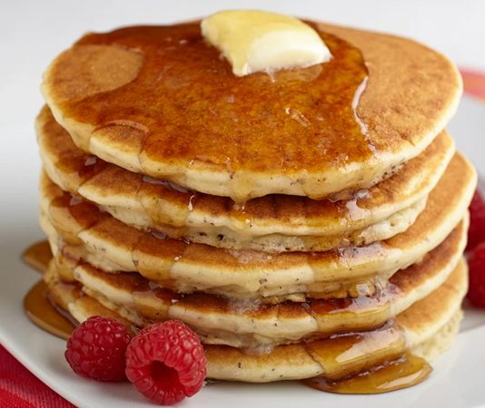 Pancake: Kahvaltı Sofralarının Renkli ve Lezzetli Seçeneği Pancake, dünya mutfağında kahvaltı ve brunch sofralarının vazgeçilmez tatlarından biridir. İnce veya kalın hamuru, üzerine eklenen meyve, çikolata ve şuruplarla sunularak farklı lezzet deneyimleri yaratır. Tarihi oldukça eskiye dayanan pancake, özellikle Amerika ve Avrupa’da geleneksel bir kahvaltı öğesi olarak bilinirken, Türkiye’de de modern kahvaltı mekanlarında popüler hale gelmiştir. Konulu bir haber görseli.
