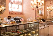 Pastane tatlıları, hem geleneksel hem de modern lezzetleriyle mutfakların vazgeçilmezidir. Her biri özenle hazırlanmış bu tatlılar, sadece damağınızı şenlendirmekle kalmaz, aynı zamanda görsellikleriyle de dikkat çeker. Türkiye’de pastane kültürü, özellikle bayramlarda, özel günlerde ve hafta sonu kahve sohbetlerinde büyük bir yer tutar. İnsanlar sevdiklerine tatlı ikram etmek için pastaneye uğrar, farklı tatları deneyimlemekten keyif alır. Konulu bir haber görseli.