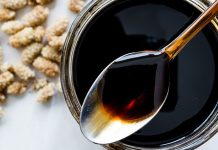 Pekmez, tarih boyunca hem tatlı hem de besleyici bir gıda olarak sofralarda yer almıştır. Üzüm, dut, keçiboynuzu gibi doğal meyvelerden elde edilen pekmez, yüzyıllardır geleneksel yöntemlerle üretilir. Özellikle Anadolu mutfağında kahvaltıların ve tatlıların vazgeçilmez parçası olmuştur. Konulu bir haber görseli.