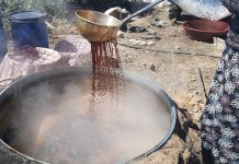 Pekmez, üzüm, dut veya diğer meyvelerden elde edilen yoğun ve tatlı bir şuruptur. Tarih boyunca besleyici özelliği ve uzun süre dayanabilmesi nedeniyle farklı kültürlerde değer görmüştür. Türk mutfağında ise özellikle kahvaltı sofralarının vazgeçilmez tatlarından biri olarak öne çıkar. Konulu bir haber görseli.