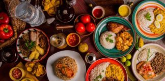 Peru mutfağı, Güney Amerika’nın en dikkat çekici gastronomi kültürlerinden biridir. Sahip olduğu eşsiz lezzet çeşitliliği, ülkenin coğrafi yapısı ve tarih boyunca aldığı kültürel etkilerle şekillenmiştir. Pasifik kıyılarından Amazon ormanlarına, yüksek And Dağları’ndan verimli vadilere kadar uzanan geniş coğrafya, Peru yemekleri için benzersiz malzemeler sunar. Ülkenin mutfağı, yerli halkın geleneksel tarifleri, İspanyol sömürge döneminde gelen yemek kültürü ve Asya ile Afrika’dan gelen göçmenlerin katkılarıyla gelişmiştir. Konulu bir haber görseli.