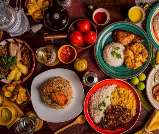 Peru Mutfağı Peru mutfağı, Güney Amerika’nın en dikkat çekici gastronomi kültürlerinden biridir. Sahip olduğu eşsiz lezzet çeşitliliği, ülkenin coğrafi yapısı ve tarih boyunca aldığı kültürel etkilerle şekillenmiştir. Pasifik kıyılarından Amazon ormanlarına, yüksek And Dağları’ndan verimli vadilere kadar uzanan geniş coğrafya, Peru yemekleri için benzersiz malzemeler sunar. Ülkenin mutfağı, yerli halkın geleneksel tarifleri, İspanyol sömürge döneminde gelen yemek kültürü ve Asya ile Afrika’dan gelen göçmenlerin katkılarıyla gelişmiştir. Konulu bir haber görseli.