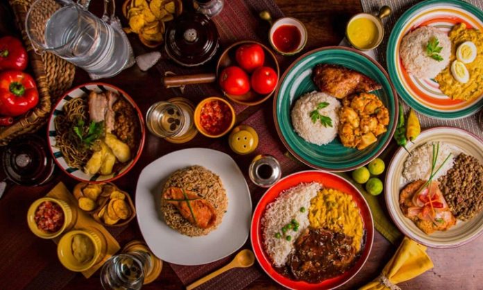 Peru mutfağı, Güney Amerika’nın en dikkat çekici gastronomi kültürlerinden biridir. Sahip olduğu eşsiz lezzet çeşitliliği, ülkenin coğrafi yapısı ve tarih boyunca aldığı kültürel etkilerle şekillenmiştir. Pasifik kıyılarından Amazon ormanlarına, yüksek And Dağları’ndan verimli vadilere kadar uzanan geniş coğrafya, Peru yemekleri için benzersiz malzemeler sunar. Ülkenin mutfağı, yerli halkın geleneksel tarifleri, İspanyol sömürge döneminde gelen yemek kültürü ve Asya ile Afrika’dan gelen göçmenlerin katkılarıyla gelişmiştir. Konulu bir haber görseli.