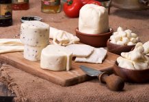 Peynir, dünya mutfaklarının en önemli ve çeşitli besinlerinden biridir. Peynir çeşitleri, hem kahvaltı sofralarında hem de yemeklerin tamamlayıcısı olarak geniş bir kullanım alanına sahiptir. Farklı süt türlerinden ve farklı üretim tekniklerinden elde edilen peynirler, lezzet ve aroma açısından zengin seçenekler sunar. Peynir, sadece besleyici bir gıda değil, aynı zamanda kültürel bir miras olarak da değerlendirilir. Konulu bir haber görseli.