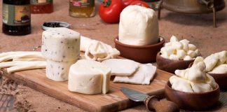 Peynir, dünya mutfaklarının en önemli ve çeşitli besinlerinden biridir. Peynir çeşitleri, hem kahvaltı sofralarında hem de yemeklerin tamamlayıcısı olarak geniş bir kullanım alanına sahiptir. Farklı süt türlerinden ve farklı üretim tekniklerinden elde edilen peynirler, lezzet ve aroma açısından zengin seçenekler sunar. Peynir, sadece besleyici bir gıda değil, aynı zamanda kültürel bir miras olarak da değerlendirilir. Konulu bir haber görseli.