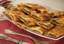 Pide, Türk mutfağının köklü geleneklerinden biridir ve özellikle Anadolu’nun farklı bölgelerinde farklı çeşitleriyle sofralarda yerini alır. Tarihi oldukça eskilere dayanan bu hamur işi, Orta Asya’dan göç eden Türk topluluklarının un ve suyu birleştirerek yaptıkları ekmek benzeri yiyeceklerden evrilmiştir. Zamanla pişirme yöntemleri gelişmiş, taş fırınlarda hazırlanan pide kültürün bir parçası haline gelmiştir. Bugün sadece Türkiye’de değil, dünya genelinde de bilinen ve sevilen bir lezzettir. Konulu bir haber görseli.