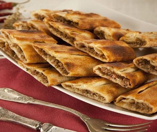 Pide, Türk mutfağının köklü geleneklerinden biridir ve özellikle Anadolu’nun farklı bölgelerinde farklı çeşitleriyle sofralarda yerini alır. Tarihi oldukça eskilere dayanan bu hamur işi, Orta Asya’dan göç eden Türk topluluklarının un ve suyu birleştirerek yaptıkları ekmek benzeri yiyeceklerden evrilmiştir. Zamanla pişirme yöntemleri gelişmiş, taş fırınlarda hazırlanan pide kültürün bir parçası haline gelmiştir. Bugün sadece Türkiye’de değil, dünya genelinde de bilinen ve sevilen bir lezzettir. Konulu bir haber görseli.