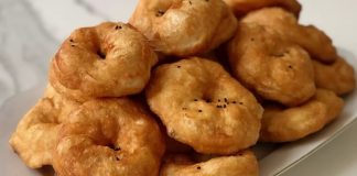 Pişi, Türk mutfağının en sevilen hamur işi lezzetlerinden biridir. Yüzyıllardır kahvaltı sofralarının ve sokak lezzetlerinin vazgeçilmezi olan pişi, hem pratik hazırlanışı hem de doyurucu özelliğiyle öne çıkar. Tarih boyunca Anadolu’nun farklı bölgelerinde farklı isimler ve tariflerle yapılmıştır. Konulu bir haber görseli.