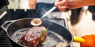 Yemek kültürünün en önemli parçalarından biri olan pişirme, insanlığın binlerce yıllık serüveni boyunca sürekli gelişim göstermiştir. İlk insanların ateşi keşfetmesiyle başlayan bu süreç, zamanla farklı tekniklerin ortaya çıkmasına zemin hazırlamıştır. Izgara, haşlama, fırınlama ya da kızartma gibi yöntemler, sadece yemeklerin lezzetini değil aynı zamanda besin değerlerini de belirleyen unsurlar arasında yer alır. Günümüzde ise pişirme yalnızca bir ihtiyaç olmaktan çıkmış, bir sanat ve kültürel miras haline gelmiştir. Konulu bir haber görseli.