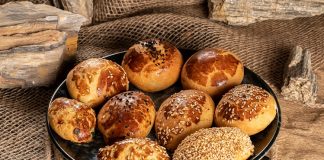 Poğaça, Türk mutfağının en sevilen hamur işlerinden biridir. Tarihi Osmanlı dönemine kadar uzanan bu lezzetli atıştırmalık, hem kahvaltılarda hem de ara öğünlerde sofraların vazgeçilmezi olmuştur. Hamurun mayalanması ve fırında pişirilmesi, poğaçaya kendine özgü yumuşak ve kabarık dokusunu kazandırır. Konulu bir haber görseli.