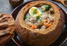 Polonya mutfağı, yüzyıllar boyunca farklı kültürlerin etkisi altında şekillenmiş, zengin ve doyurucu yemek çeşitleriyle tanınan bir gastronomi kültürüdür. Ülkenin tarih boyunca Alman, Rus, Avusturya-Macaristan ve Yahudi mutfaklarından aldığı ilham, günümüzdeki yemek kültürüne damgasını vurmuştur. Polonya yemekleri, hem günlük hayatta hem de özel günlerde önemli bir yere sahiptir. Soğuk iklimin etkisiyle mutfakta daha çok enerji veren, yağlı ve doyurucu yemekler tercih edilir. Bu yemeklerde özellikle et, patates, lahana ve kök sebzeler ön plandadır. Konulu bir haber görseli.