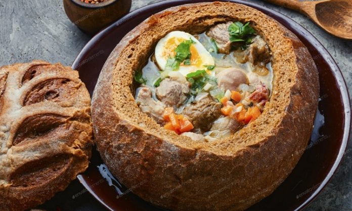 Polonya mutfağı, yüzyıllar boyunca farklı kültürlerin etkisi altında şekillenmiş, zengin ve doyurucu yemek çeşitleriyle tanınan bir gastronomi kültürüdür. Ülkenin tarih boyunca Alman, Rus, Avusturya-Macaristan ve Yahudi mutfaklarından aldığı ilham, günümüzdeki yemek kültürüne damgasını vurmuştur. Polonya yemekleri, hem günlük hayatta hem de özel günlerde önemli bir yere sahiptir. Soğuk iklimin etkisiyle mutfakta daha çok enerji veren, yağlı ve doyurucu yemekler tercih edilir. Bu yemeklerde özellikle et, patates, lahana ve kök sebzeler ön plandadır. Konulu bir haber görseli.