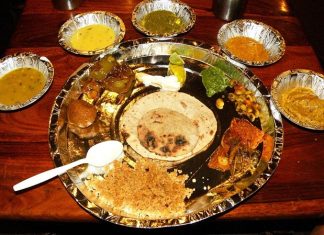 Rajasthani Mutfağı Rajasthani Mutfağı, Hindistan’ın batısında yer alan Rajasthan bölgesine özgü, zengin ve aromatik bir yemek kültürünü temsil eder. Çöl iklimi ve kısıtlı su kaynakları, mutfağın şekillenmesinde belirleyici olmuştur. Bölge halkı, uzun süre dayanabilecek yemekler ve saklama teknikleri geliştirmiştir. Konulu bir haber görseli.