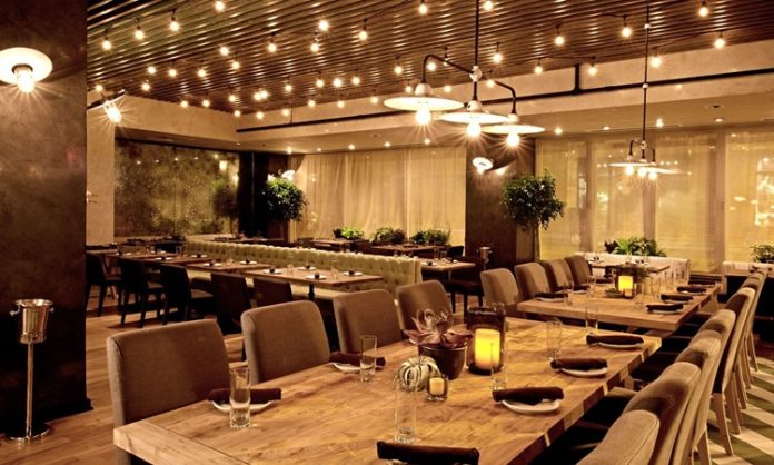 Bir restoranın başarısını sadece yemeklerinin lezzeti ya da menüsünün çeşitliliği belirlemez. Restoran dekoru, mekânın kimliğini oluşturan en güçlü unsurlardan biridir. İnsanlar bir mekâna girdiklerinde ilk olarak ambiyansı fark ederler ve bu deneyim onların yemek algısını doğrudan etkiler. Bu nedenle doğru seçilmiş dekoratif ögeler, mekânın atmosferini güçlü kılarak müşterilerin daha fazla vakit geçirmesini sağlar. Konulu bir haber görseli