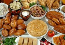 Rus mutfağı, Avrupa ve Asya’nın kesişim noktasında yer alan bu geniş coğrafyanın kültürel ve iklimsel çeşitliliğini yansıtan eşsiz bir gastronomi deneyimidir. Tarih boyunca farklı etnik grupların etkisiyle şekillenen bu mutfak, hem doyurucu hem de lezzet açısından oldukça zengindir. Özellikle soğuk iklim koşullarına uygun yemekler, ağır ve besleyici tariflerle öne çıkar. Rus yemekleri, patates, lahana, et ve süt ürünlerinin ustaca kombinasyonlarıyla hazırlanır ve her lokmada geleneksel bir tat sunar. Konulu bir haber görseli.