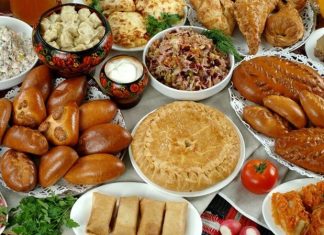 Rus Mutfağı Rus mutfağı, Avrupa ve Asya’nın kesişim noktasında yer alan bu geniş coğrafyanın kültürel ve iklimsel çeşitliliğini yansıtan eşsiz bir gastronomi deneyimidir. Tarih boyunca farklı etnik grupların etkisiyle şekillenen bu mutfak, hem doyurucu hem de lezzet açısından oldukça zengindir. Özellikle soğuk iklim koşullarına uygun yemekler, ağır ve besleyici tariflerle öne çıkar. Rus yemekleri, patates, lahana, et ve süt ürünlerinin ustaca kombinasyonlarıyla hazırlanır ve her lokmada geleneksel bir tat sunar. Konulu bir haber görseli.