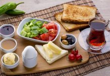 Günün en değerli öğünlerinden biri olan sabah yemeği, vücudun ihtiyaç duyduğu enerjiyi karşılamak için hayati bir rol oynar. Gece boyunca dinlenen organizma, güne başlarken yeniden yakıt almak zorundadır. Bu nedenle güne sağlıklı bir kahvaltı ile başlamak hem bedensel hem de zihinsel performans açısından oldukça önemlidir. Özellikle yoğun tempoda çalışan bireyler için sabah yemeği düzenli bir şekilde tüketildiğinde gün boyu daha verimli ve enerjik hissetmek mümkündür. Konulu bir haber görseli.