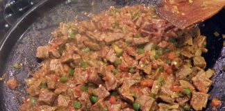 Sacda Pişirme Teknikleri ve Lezzet Sırları Sacda pişirme, yüzyıllardır sofralarımızda yer alan geleneksel bir yöntemdir. Bu teknik, hem et hem sebze yemeklerinde kullanılabilir ve yiyeceklerin doğal lezzetini korumasını sağlar. Sac, yüksek ısıya dayanıklı özel bir metal tava olarak bilinir ve yemeklerin kısa sürede pişmesine imkan tanır. Konulu bir haber görseli.